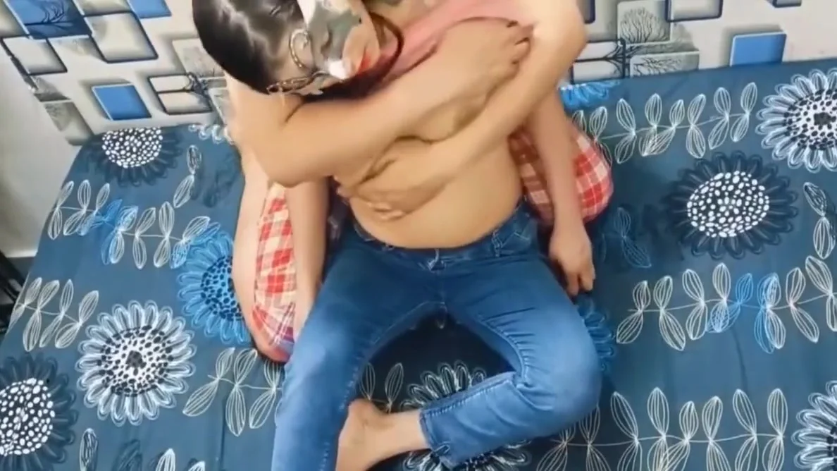 Desi Bhabhi Ki Chuchi Daba Daba Kar Pela