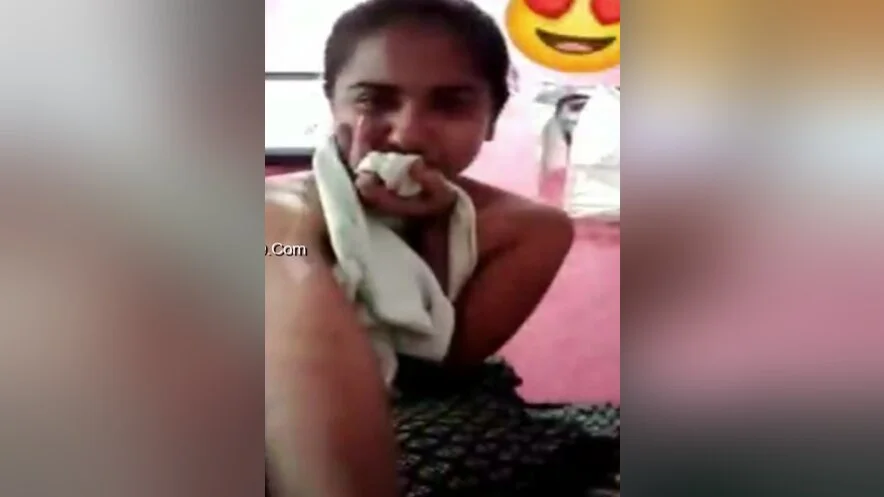 Today Exclusive- Desi Telugu Girl Shows Her Boobs