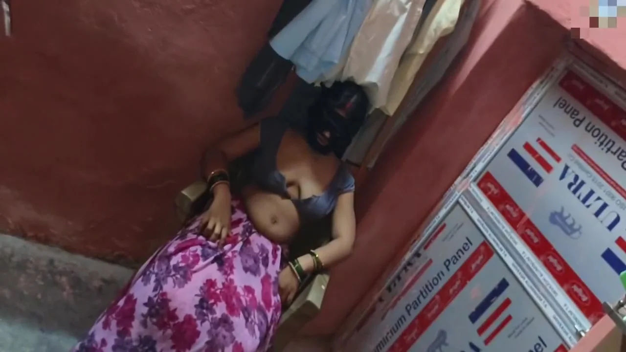 Beautiful Bhabhi Ki Sari Me Chudai Ki Desi Doggy Position Thukai Kiya Bhabhi Ki