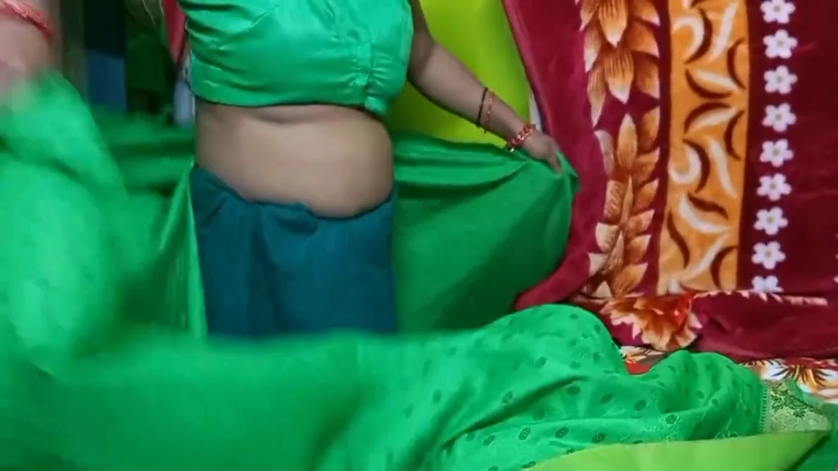 Beautiful Indian Bhabhi Is Wearing Saree