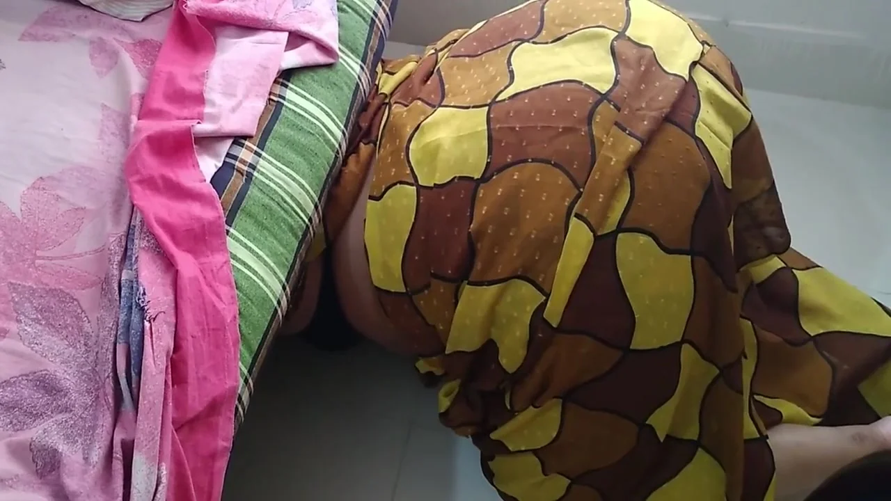 Jab Tamil Sexy Mosi Bistar Ke Neche Phans Jate Hai Tab Uska Sautela Beta Bade Gand Ko Chodata Hai