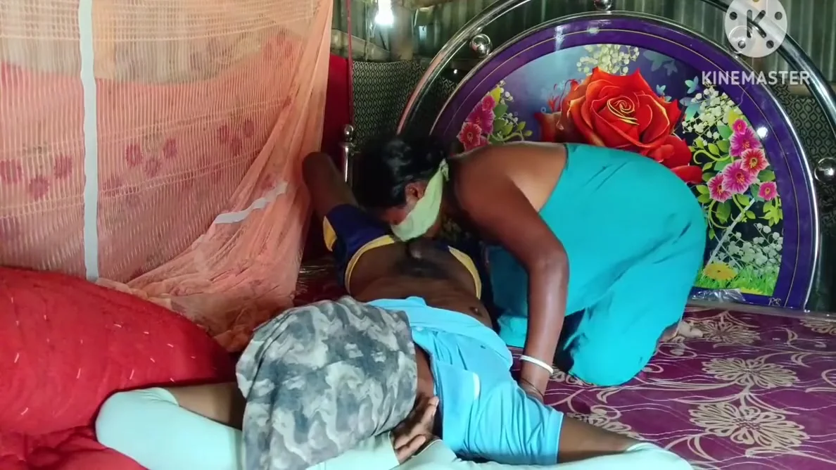 Desi Hot Bhabhi Ki Chut Chat Ke Pani Nikala