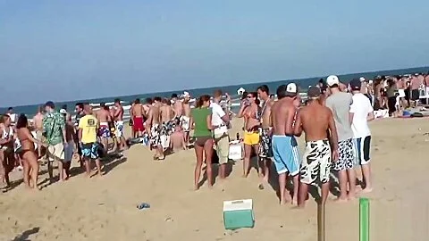 Babes Have Fun At The Beach