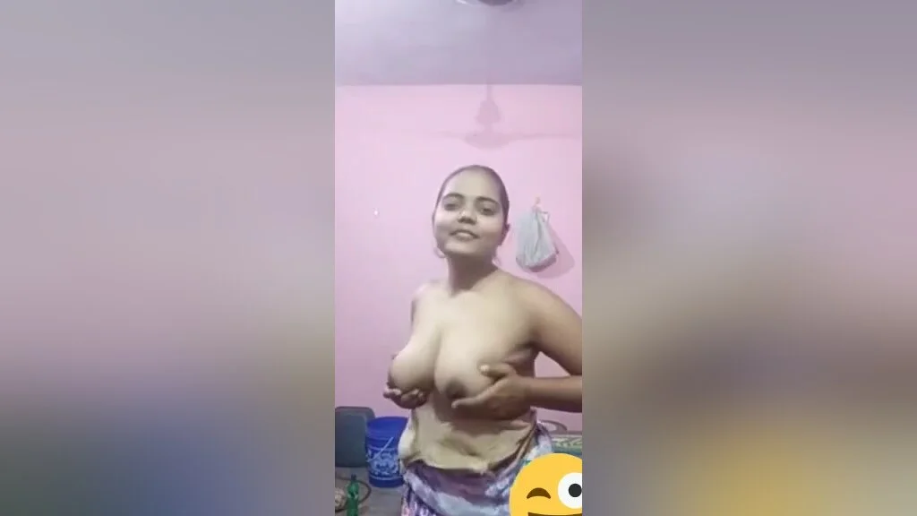 Today Exclusive- Cute Desi Girl Showing Her Boobs