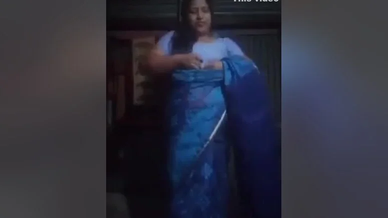 Today Exclusive-horny Village Bhabhi Shows Her Boobs