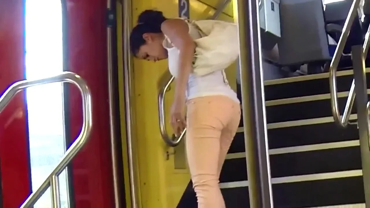 Candid - Hot Babe In Tight Jeans And Shirt