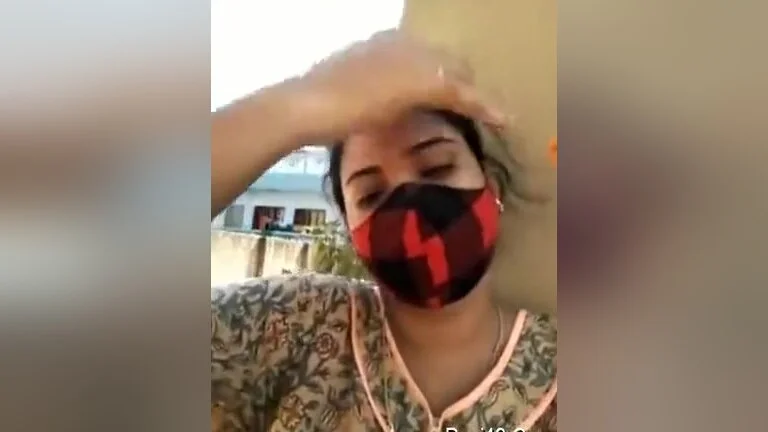 Today Exclusive- Sexy Desi Bhabhi Shows Her Boobs And Ass On Live Show