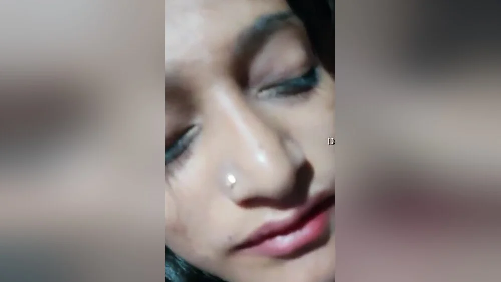 Today Exclusive-hot Desi Wife Boobs Pressing