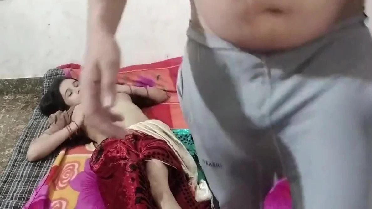 Naukar Ne Kichen Me Jabar Dasti Malkin Ka Bur Choda