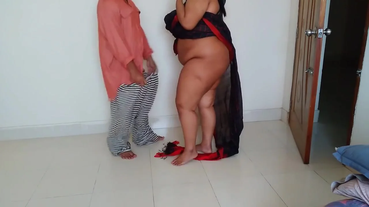 حماة هندية مثيرة اثناء ارتداء الساري ياتي صهرها ويضاجعها - Rough Fuck