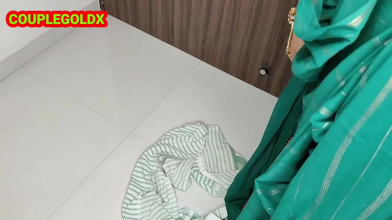 कमल क पत क दरवज पर कमवल पकड कर घस दय