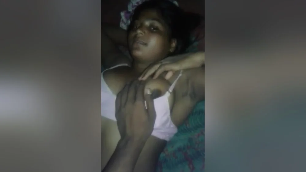 Today Exclusive- Desi Lover Kissing And Boob Pressing