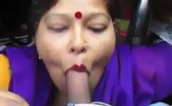 Desi aunty giving blowjob and deepthroat drank cum
