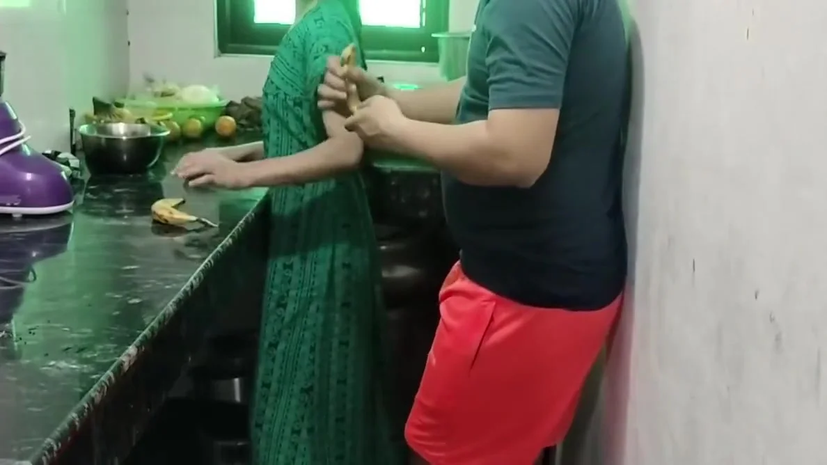 Kichen Me Naukrani Ko Piche Se Pakad Ke Chod Diya