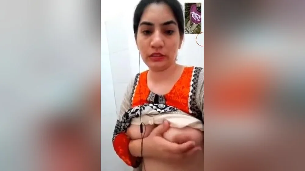Today Exclusive -paki Bhabhi Shows Her Boobs And Pussy To Lover On Vc 1