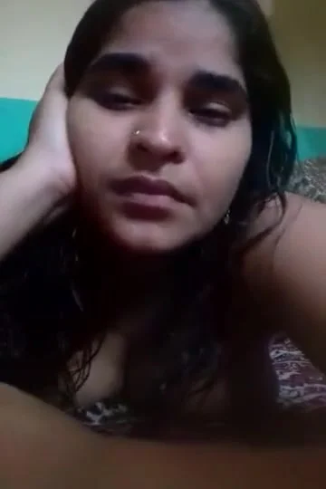 Desi Bhabhi Showing Her Naked Hairless Pussy