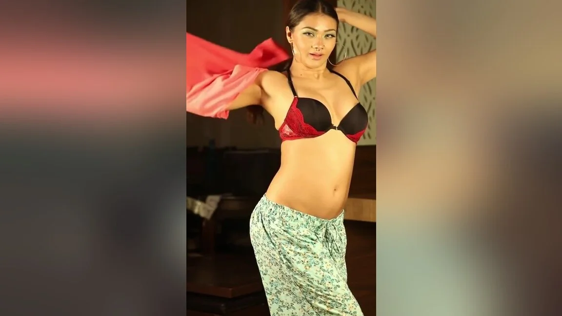 Sexy Desi Girl Shows Her Ass