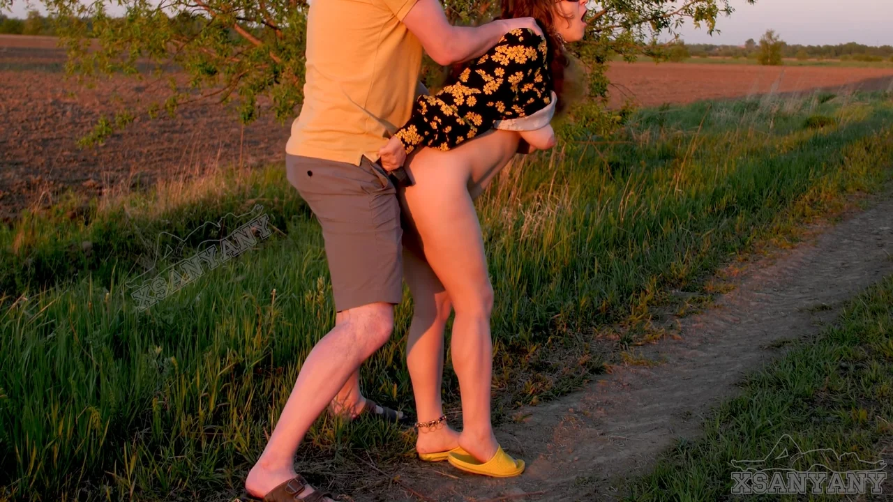 Cute Saree Bhabhi Asked Directions From A Desi Stranger And Was Fucked Hard In The Scarlet Sunset! Xsanyany