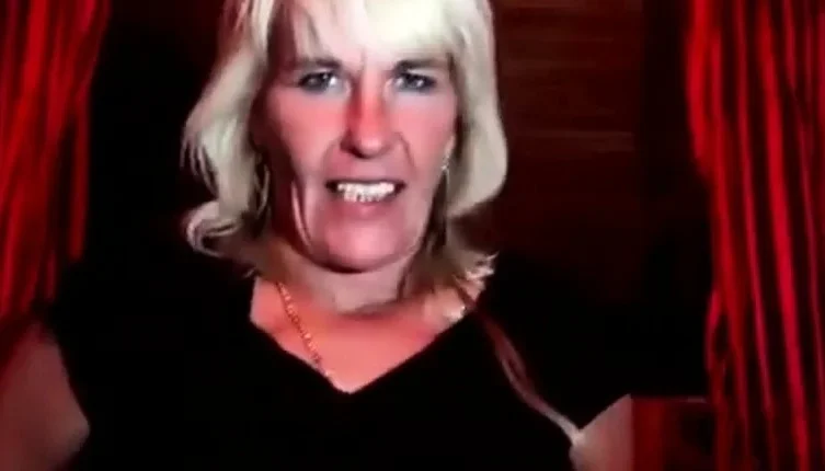 mature blonde masturbating in a webcam