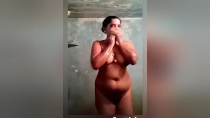 Today Exclusive- Tamil Bhabhi Record Her Bathing Video 2