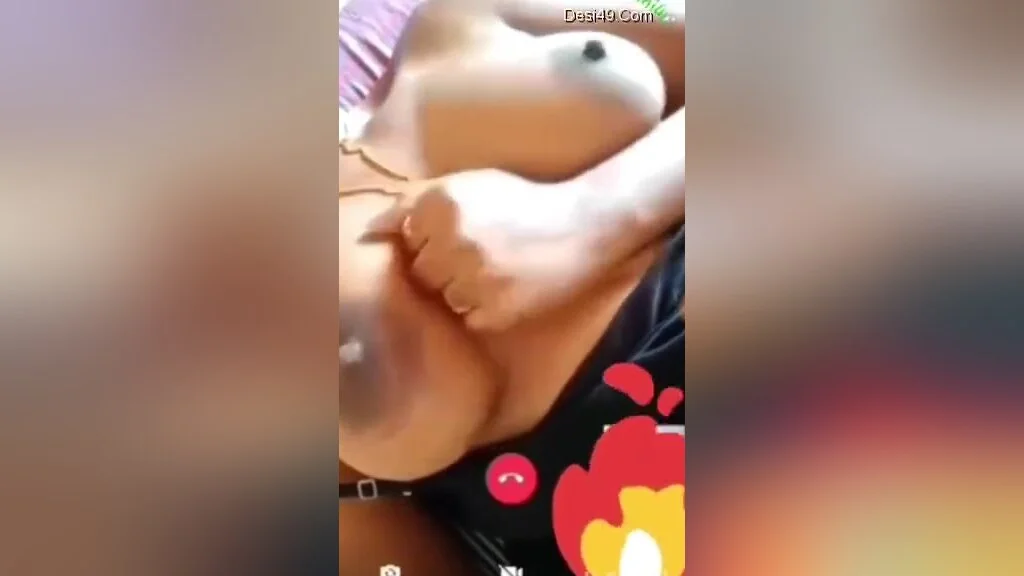 Exclusive- Sexy Tamil Girl Showing Her Boobs On Video Call