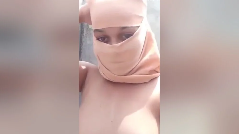 Sexy Indian Girl Shows Her Boobs And Fingering