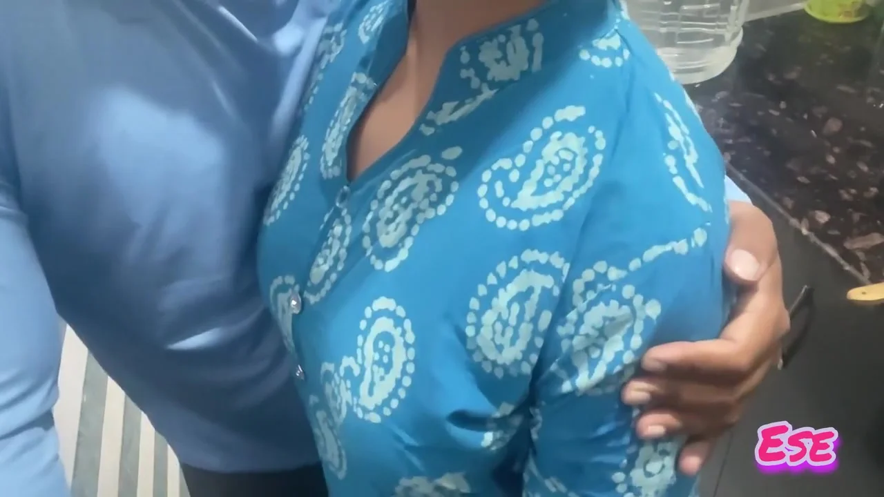 Chacha Ne Apni Bhatiji Ki Kari Chudai Gift Dene Ke Bahane