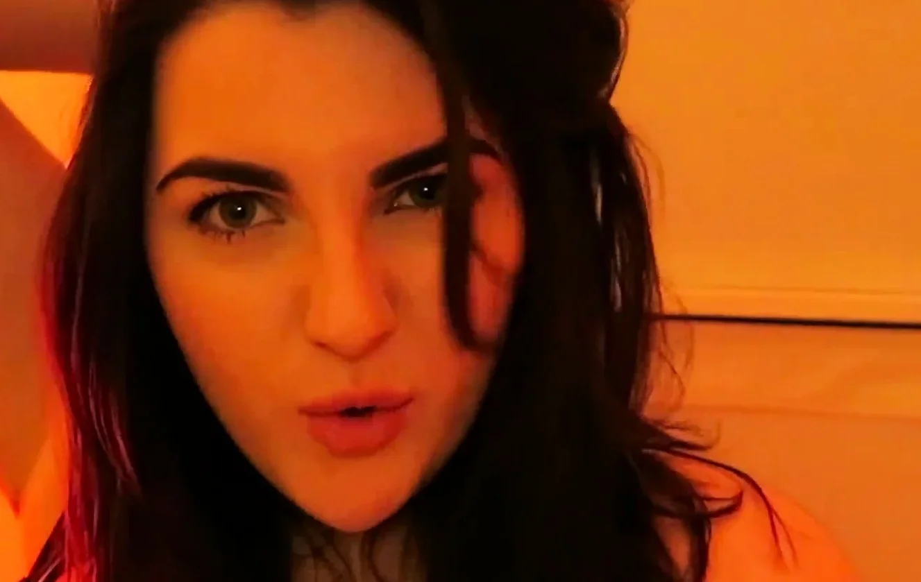 Big boob brunette masturbates on webcam