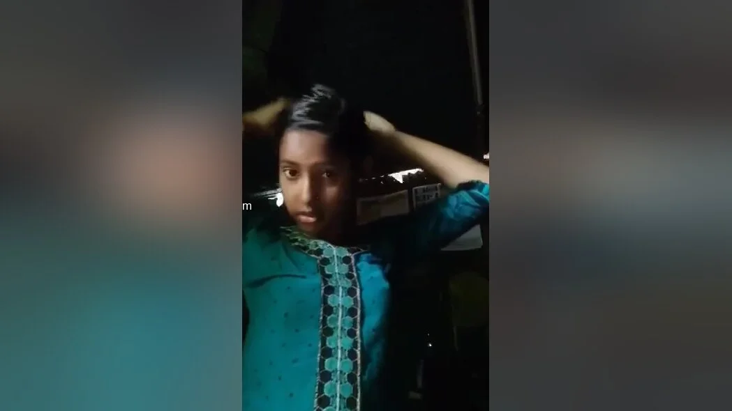 Today Exclusive -desi Village Girl Shows Her Boobs And Pussy