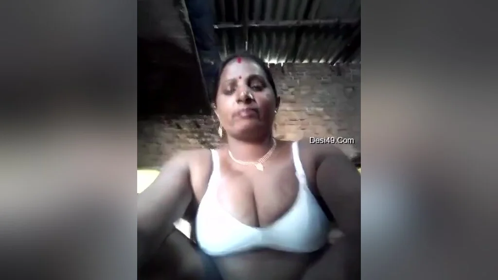 Today Exclusive-big Boob Desi Bhabhi Showing Her Boobs And Pussy