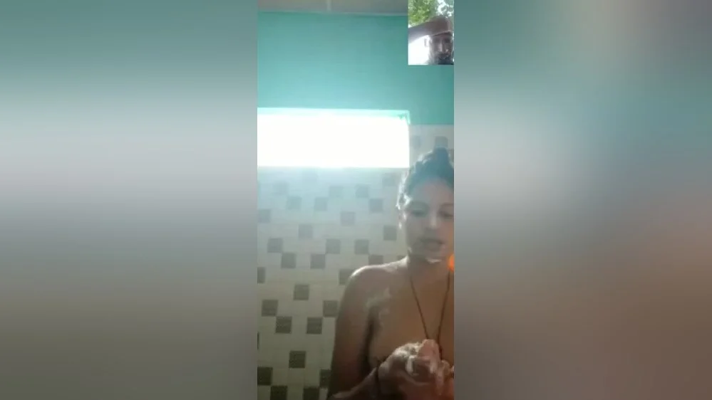 Today Exclusive- Desi Girl Showing Her Bathing On Video Call