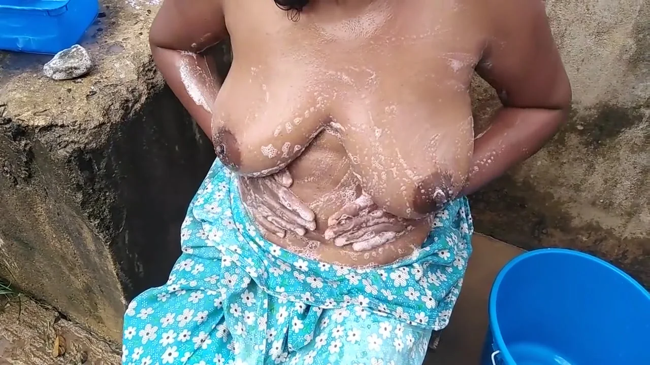 Desi Indian Milf Show Her Amazing Big Boobs And Pussy While She Bathing