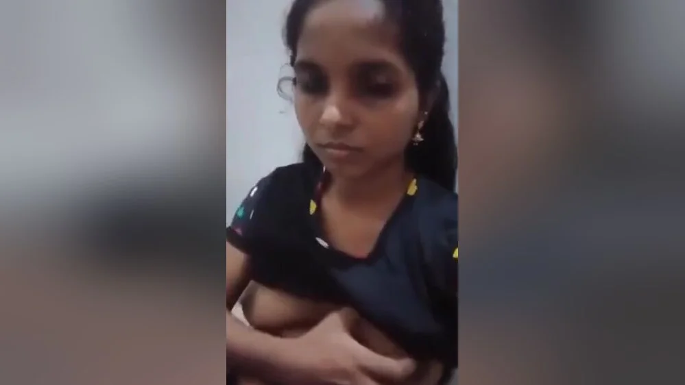 Sexy Indian Girl Shows Her Boobs