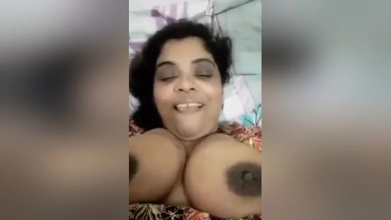 Today Exclusive- Lankan Bhabhi Showing Her Big Boobs