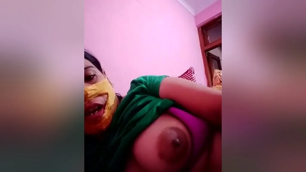 Today Exclusive- Desi Bhabhi Showing Boobs