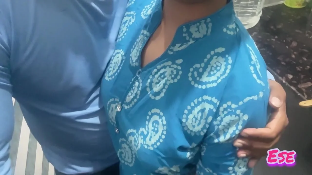 Chacha Ne Apni Bhatiji Ki Kari Chudai Gift Dene Ke Bahane