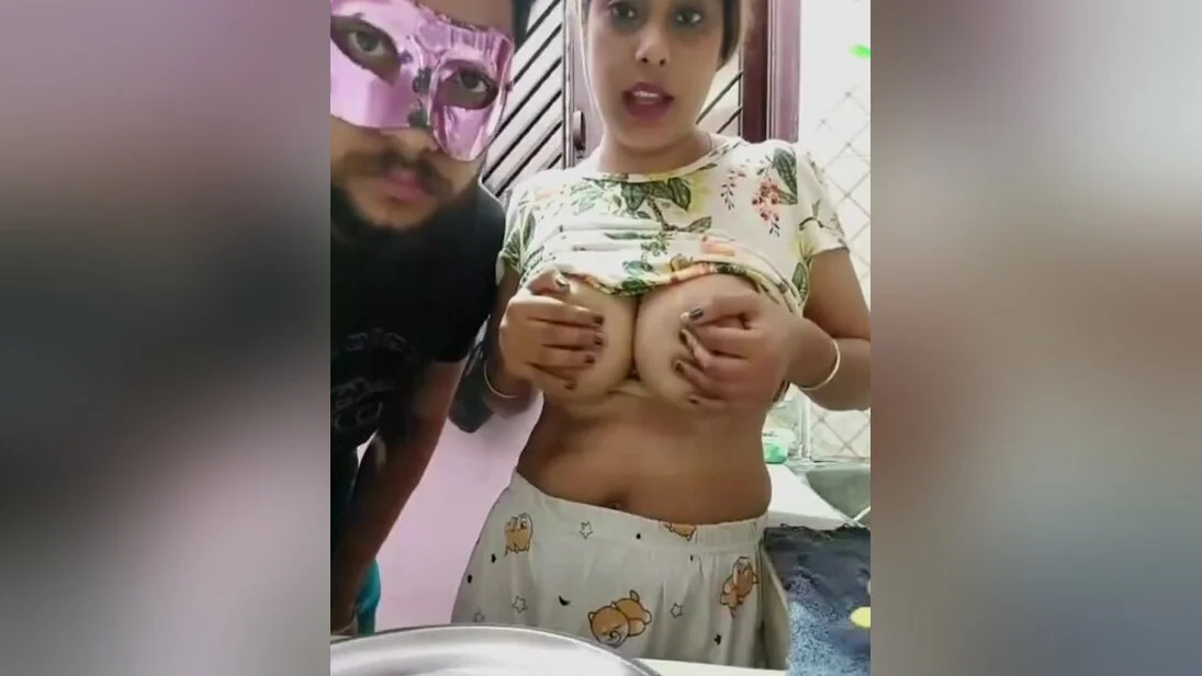 Today Exclusive -sexy Bhabhi Shows Her Boobs And Give Blowjob