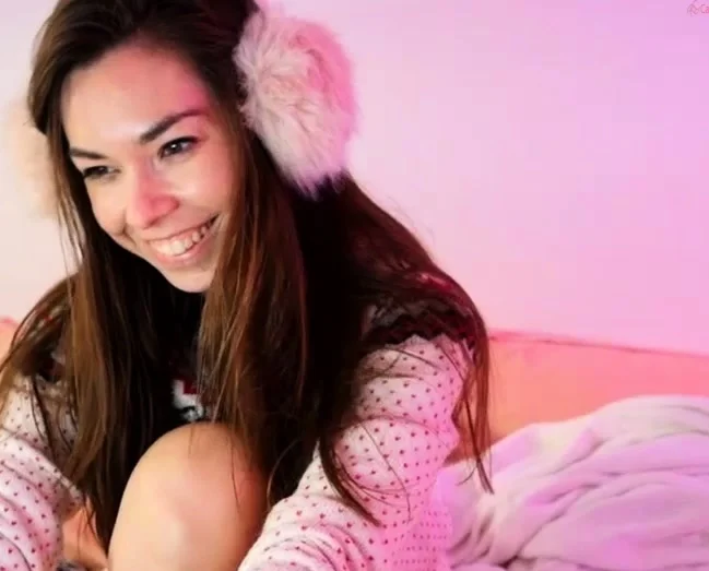 Amateur webcam babe showing her sexual goods