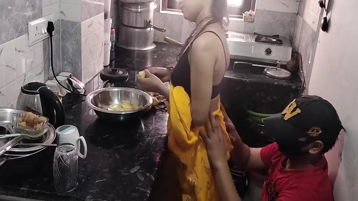 Naukrani Ko Kichen Me Hi Pakad Jabar Dasti Pela