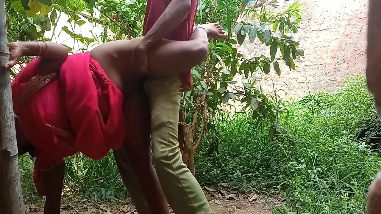 Outdoor Hard-core Indian Bhabhi Gets Fucked By Her Boyfriend Sex Video