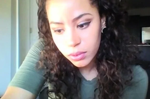 Brunette amateur webcam babe pleases pussy