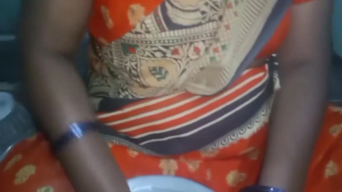 Indian Tamil Sexy Saree Aunty Super Boobs Show