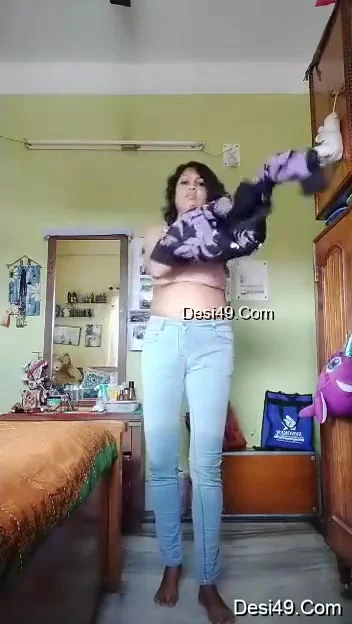 Today Exclusive-desi Chick Changing Her Top