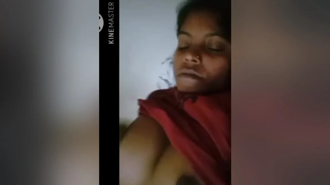 Desi Bhabhi Shows Her Boobs