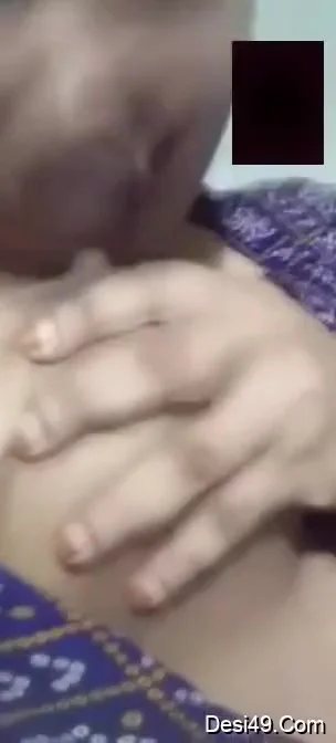 Today Exclusive- Desi Chick Sucking Her Boobs