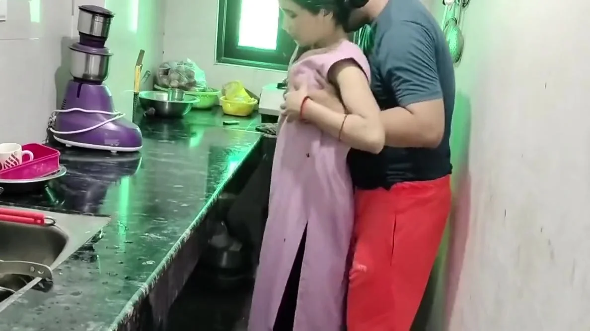 Muslim Naukrani Ko Kichen Me Jabar Dasti Pakad Ke Pel Diya