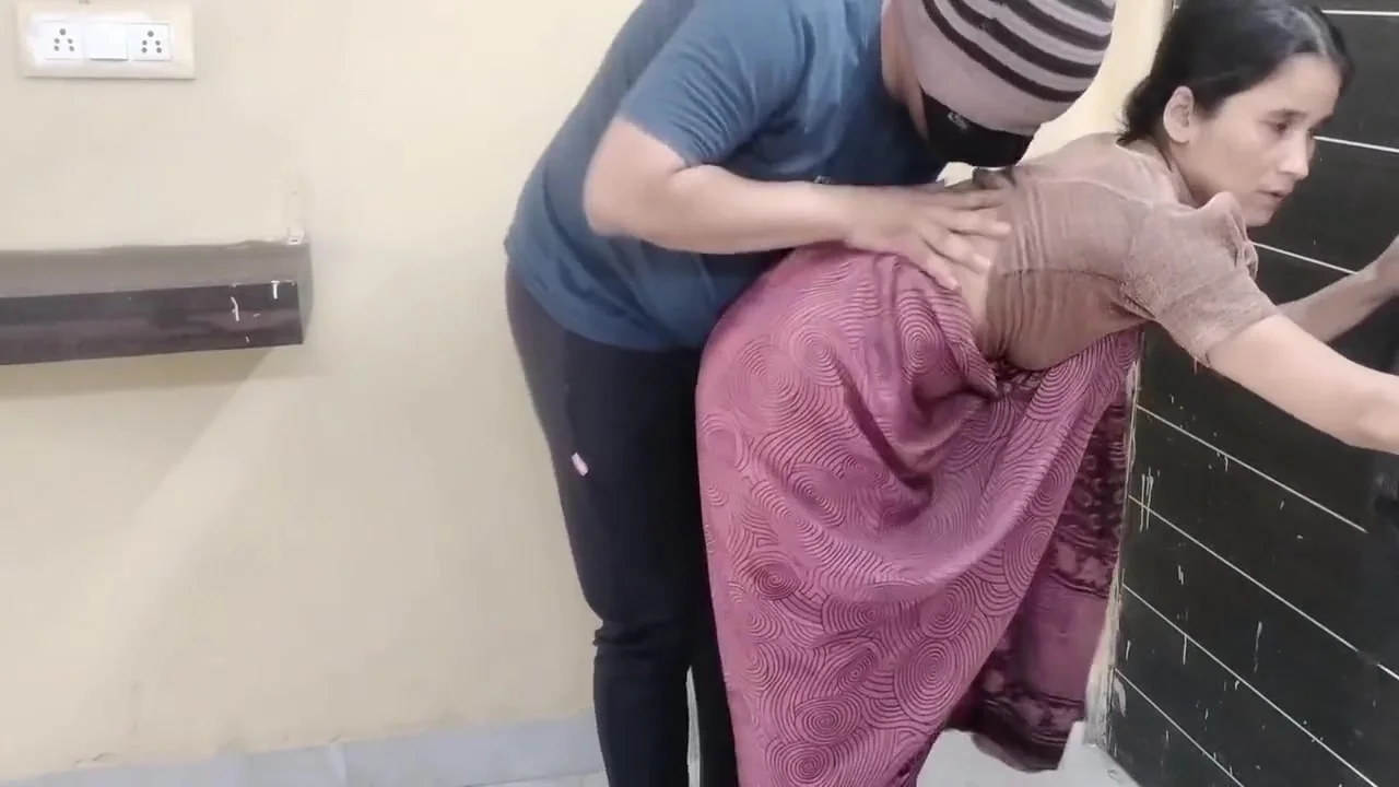 Indian Naukarani Apna Kam Kar Rhi Thi Malik Pichhe Se Pelne Lga