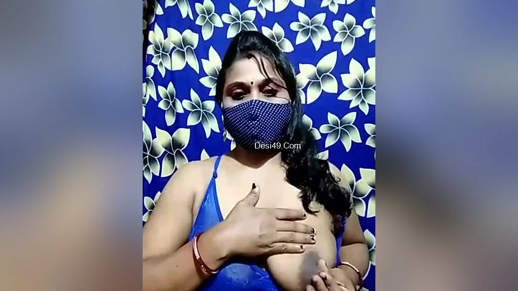 Today Exclusive- Desi Bhabhi Showing Boobs And Pussy