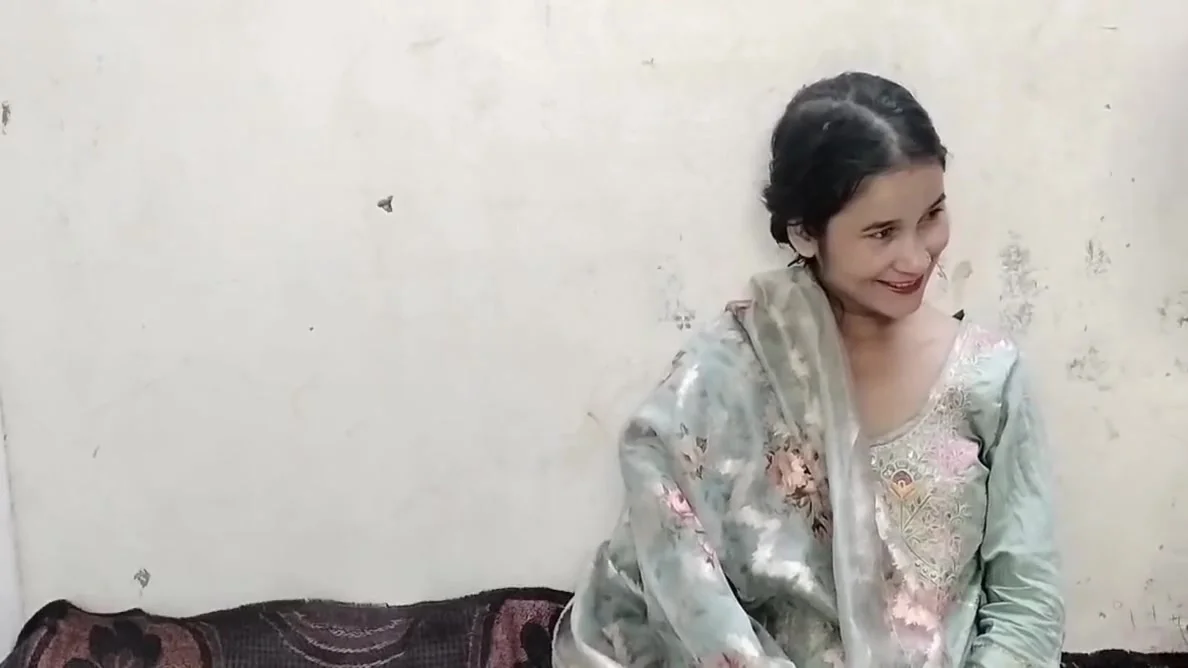 Desi Ko Saman Dene Ke Bahane Jabar Dasti Pela