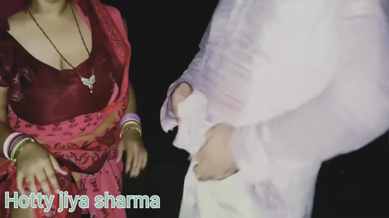 Bahu Rani Ratt Ko Barish M Tubweel Par Naha Rahi Thi Piche Se Boodhe Sasur Ne Bahu Rani Ko Jabrdasti Chod Diya